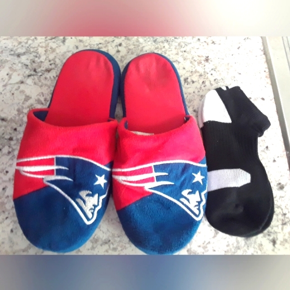 NFL Other - New England Patriots NFL Men's Slippers Mens Size Medium 9 to 10 + Socks